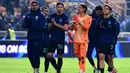 Hasil ini membuat Inter Milan naik ke peringkat pertama klasemen sementara Serie A Italia 2025/2026 dengan 39 poin dari 17 pertandingan, unggul satu poin dari AC Milan di posisi kedua. Tampak dalam foto, bek Inter Milan asal Brasil, Carlos Augusto (ketiga kiri) bersama kiper Inter Milan asal Swiss, Yann Sommer (tengah), dan gelandang Inter Milan asal Polandia, Piotr Zielinski (kanan) menyapa para penggemar di akhir pertandingan pekan ke-17 Serie A Italia melawan Bologna di Stadion San Siro, Milan, Minggu (4/1/2026) waktu setempat atau Senin (5/1/2026) dini hari WIB. (Piero CRUCIATTI/AFP)