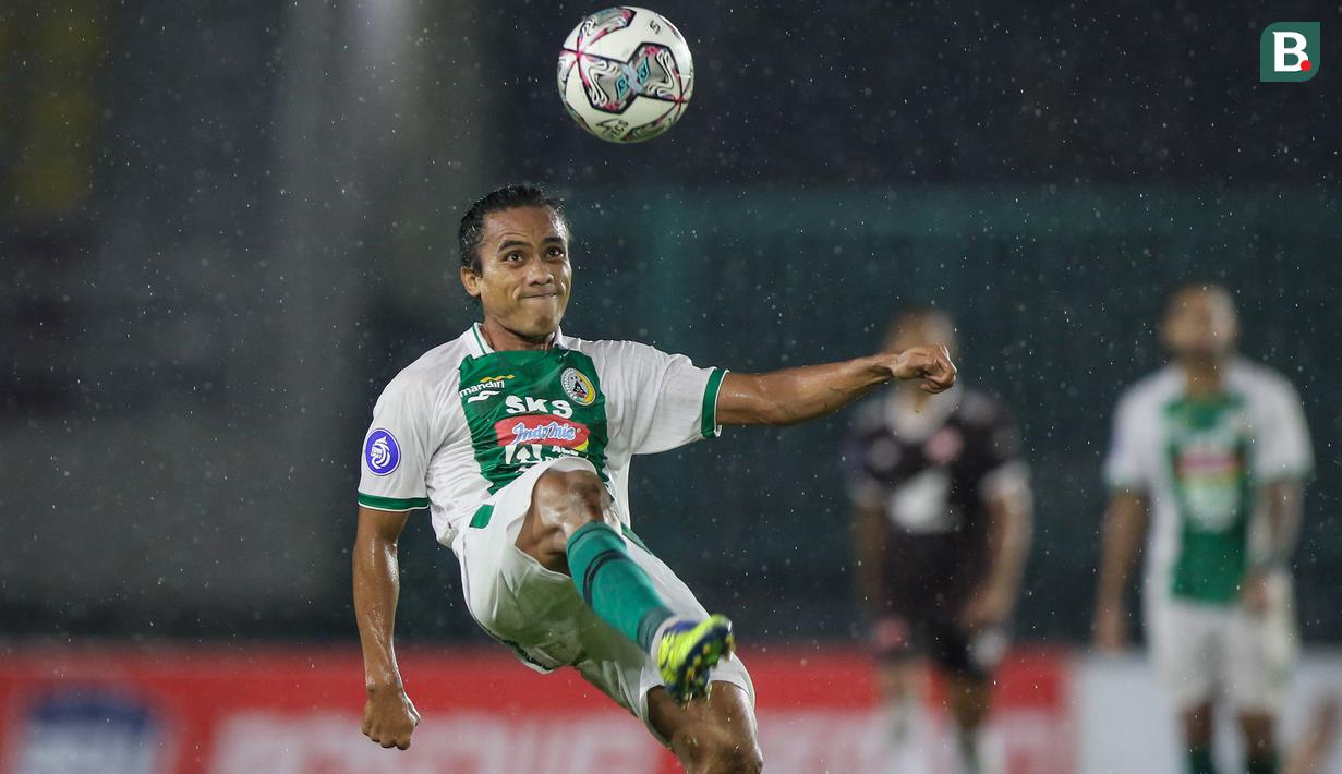 Pemain PSS Sleman, Samsul Arifin berusaha mengontrol bola saat melawan PSM Makassar dalam laga pekan ke-12 BRI Liga 1 2021/2022 di Stadion Manahan, Solo, Kamis (18/11/2021). (Bola.com/Bagaskara Lazuardi)