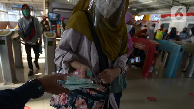 Pembagian Masker di Stasiun Tebet