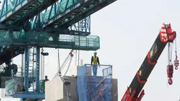 Pekerja menyelesaikan proyek MRT di Kawasan Lebak Bulus, Jakarta, Minggu (12/6). Meski Bulan Ramadan, aktivitas penyelesaian MRT tetap berjalan seperti biasa. (Liputan6.com/Helmi Afandi)