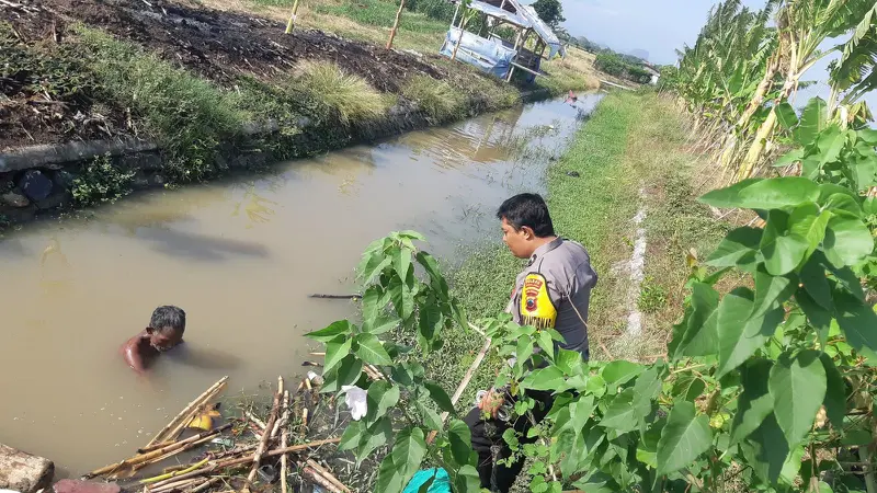 Bhabinkamtibmas mengevakuasi lansia yang berendam dua hari di sungai di Pemalang. (Foto: Liputan6.com/Polres pemalang)