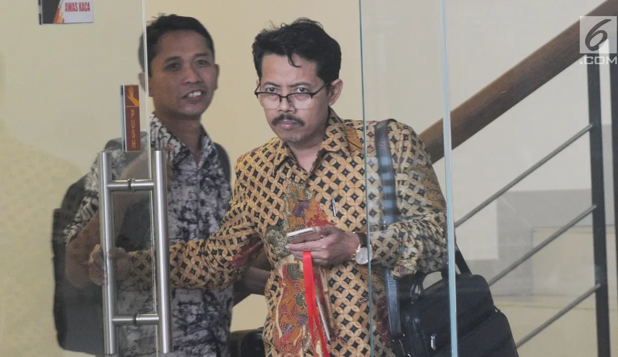 Rektor UIN Sunan Ampel, Masdar Hilmy berjalan keluar usai menjalani pemeriksaan di Gedung KPK, Jakarta, Senin (17/6/2019). Masdar Hilmy diperiksa sebagai saksi terkait kasus seleksi jabatan di lingkungan Kementerian Agama tahun 2018-2019 untuk tersangka Romahurmuziy. (merdeka.com/Dwi Narwoko)