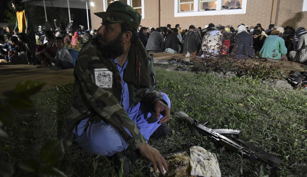 Seorang pasukan Taliban berbuka puasa selama bulan suci Ramadhan di dekat Masjid Wazir Akber khan di Kabul, Afghanistan (4/4/2022). (AFP/Ahmad Sahel Arman)
