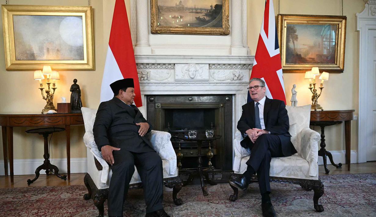 Selain itu, kunjungan Presiden Prabowo Subianto ini juga mencakup penandatanganan kerja sama maritim berupa proyek pembangunan kapal tangkap ikan bagi nelayan Indonesia. Tampak dalam foto, Perdana Menteri Inggris Keir Starmer (kanan) berbicara dengan Presiden Indonesia Prabowo Subianto (kiri) di awal pertemuan mereka di Downing Street di pusat kota London pada 20 Januari 2026. (JUSTIN TALLIS/POOL/AFP)