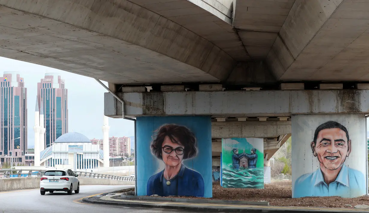 Kota Metropolitan Ankara telah menggunakan grafiti untuk melambangkan kerja dan dedikasi petugas kesehatan selama pandemi COVID-19 di wilayah Rumah Sakit Kota Ankara, Turki, 19 April 2021. (Adem ALTAN/AFP)