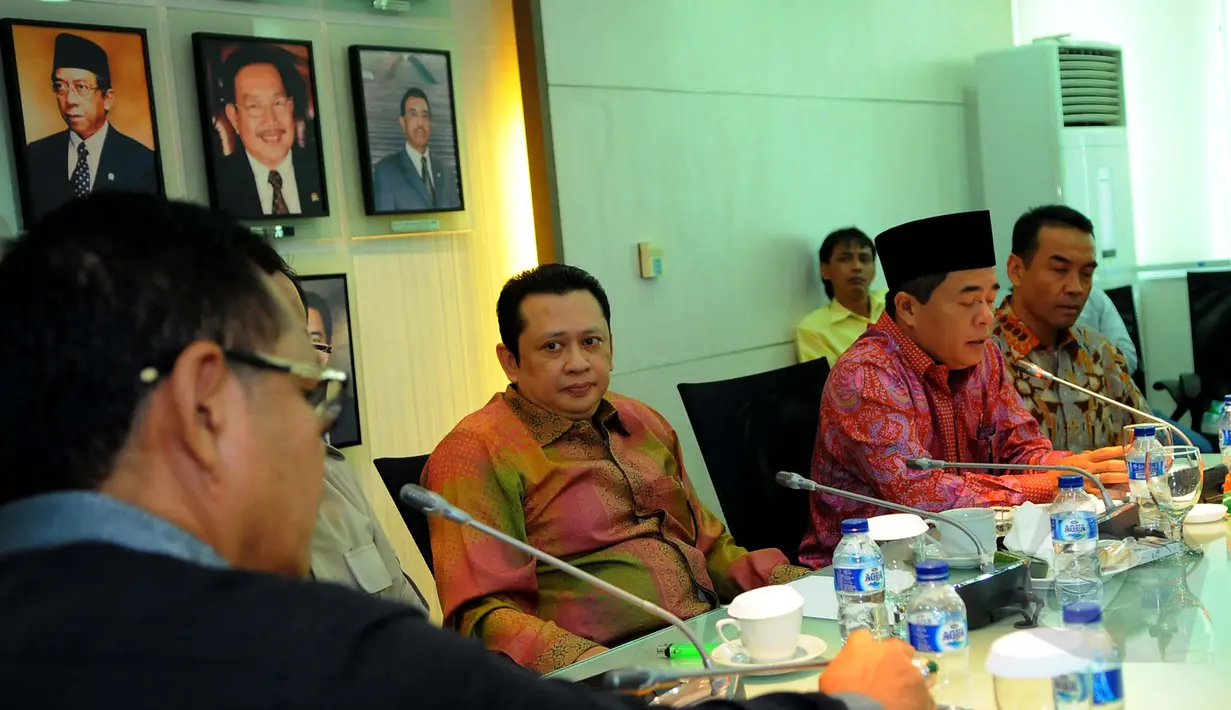 Bambang Soesatyo (ketiga kanan) saat menghadiri rapat konsolidasi di ruang fraksi Partai Golkar di gedung DPR/MPR, Jakarta, Selasa (24/3/2015). KMP sepakat menggulirkan hak angket untuk Menkumham Yasonna Laoly. (Liputan6.com/Faisal R Syam)