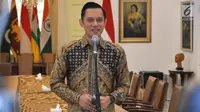 Ketua Kogasma Partai Demokrat Agus Harimurti Yudhoyono(AHY) memberi keterangan usai bertemu Presiden Joko Widodo atau Jokowi di Istana Kepresidenan Bogor, Jawa Barat, Rabu (22/5/2019). AHY mengaku diminta oleh Jokowi untuk menjadi jembatan komunikasi dengan SBY. (Liputan6.com/HO/Setkab/Oji)