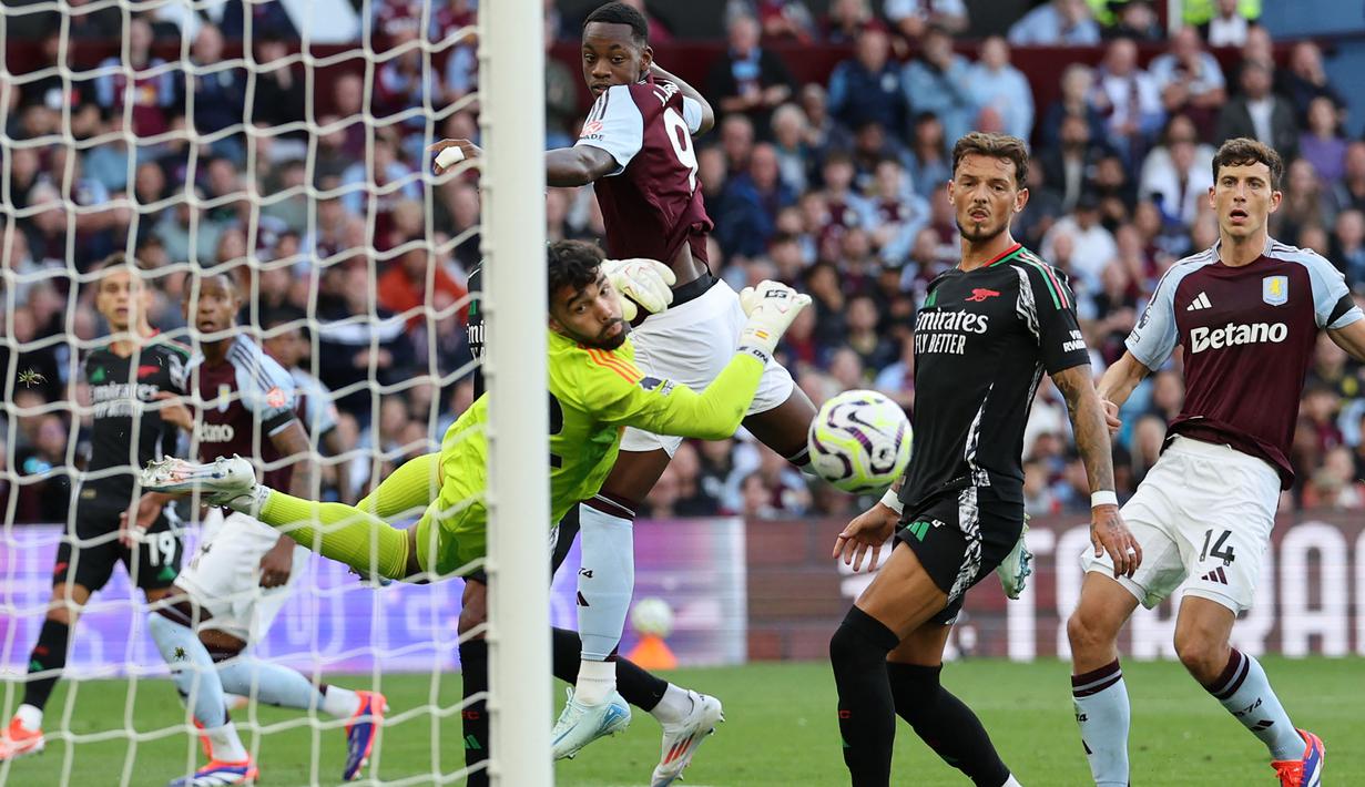 Kiper Arsenal, David Raya menepis bola tandukan pemain Aston Villa, Jhon Duran saat laga lanjutan Liga Inggris 2024/2025 di Villa Park, Birmingham, Inggris, Sabtu (24/08/2024) malam WIB. (AFP/Adrian Dennis)