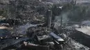 Orang-orang memeriksa kerusakan di pabrik semen yang disebabkan oleh serangan udara Israel di desa Ansar, Lebanon Selatan, pada Jumat 17 Oktober 2025. (AP Photo/Mohammad Zaatari)