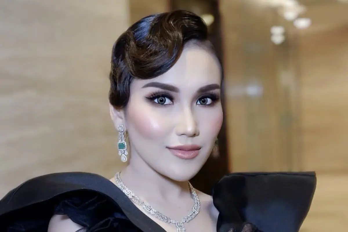Ayu Ting Ting kenakan busana serba hitam yang serasi dengan Ivan Gunawan, credit: @ayutingting92