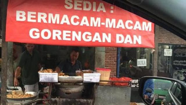 5 Spanduk Kocak Penjual Gorengan Ini Bikin Ketawa