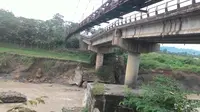 Jembatan Cipamingkis Kampung Jagaita, Desa Jonggol, Kecamatan Jonggol Kabupaten Bogor ambles pada Kamis 13 April