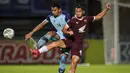 Pemain Persela Lamongan, Andri Muladi (kiri) berebut bola dengan pemain PSM Makassar, Ikhwan Azka Fauzi Wibowo dalam laga pekan ke-15 BRI Liga 1 2021/2022 di Stadion Moch. Soebroto, Magelang, Kamis (02/12/2021). (Bola.com/Bagaskara Lazuardi)