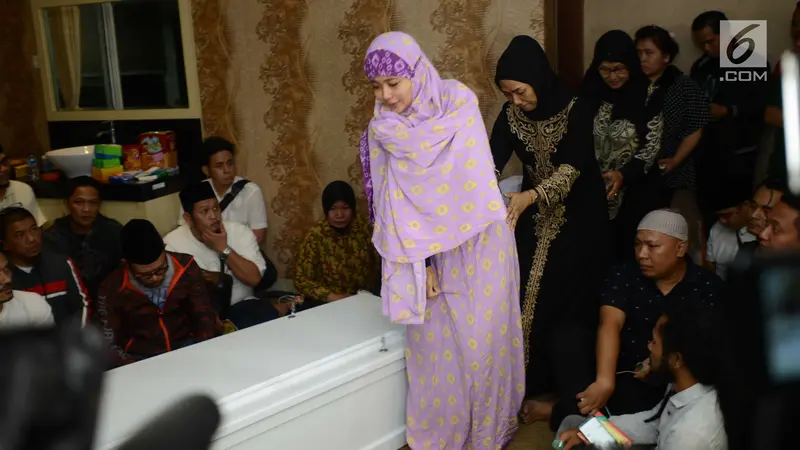 Tangis Istri Sambut Jenazah Herman Seventeen