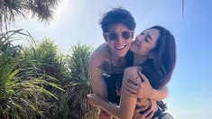 Meski usia Dinda Kirana lebih tua 4 tahun dari Naufal Samudra, tak mengurangi momen manis kebersamaan pasangan yang dijuluki coupel goals ini. Kerap unggah beragam momen manis saat liburan, tak sedikit warganet yang merasa gemas dengan potret romantis Dinda Kirana dan Naufal Samudra. (Liputan6.com/IG/@itsnaufalsamudra)
