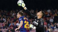 Aksi kiper Villarreal, Sergio menghalau bola dari kejaran pemain Barcelona, Thomas Vermaelen pada laga La Liga Santander di Camp Nou stadium, Barcelona, (9/5/2018). Barcelona menang telak 5-1. (AFP/Pau Barrena)