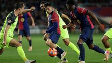 Gelandang Barcelona asal Spanyol #08, Pedri (tengah), dan penyerang Barcelona asal Spanyol #10, Ansu Fati (kanan), berlari membawa bola selama pertandingan Liga Spanyol antara FC Barcelona dan RCD Mallorca di Estadi Olimpic Lluis Companys di Barcelona, ​​Rabu dini hari WIB (23-4-2025). (LLUIS GENE/AFP)
