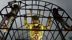 Aksi peserta saat ambil bagian dalam 'Pulikali', atau tarian harimau, di Thrissur, India (7/9). Acara kesenian rakyat ini diadakan setiap tahun di kota selama festival 'Onam'. (AFP Photo/Arun Sankar)