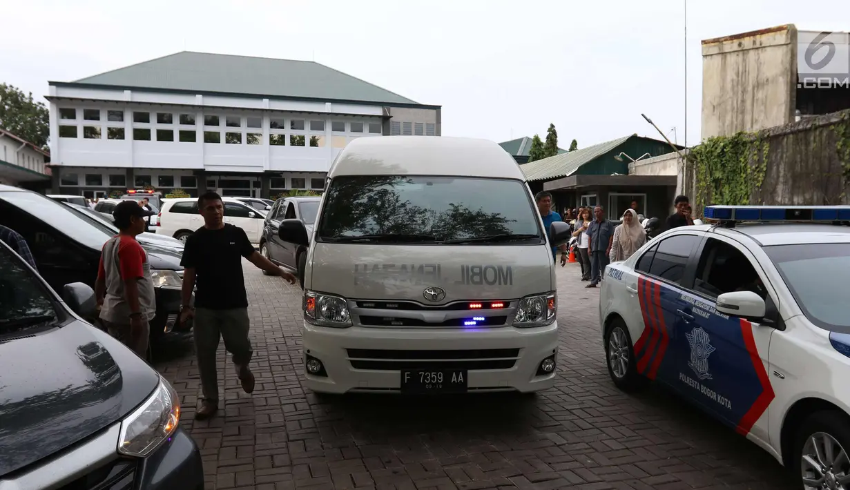 Mobil jenzah membawa almarhum pendiri Matahari Departement Store, Hari Darmawan di rumah duka Sinar Kasih, Bogor, Jawa Barat, Sabtu (10/3). Hari meninggal setelah jenazahnya ditemukan di pinggir Sungai Ciliwung. (Liputan6.com/Angga Yuniar)