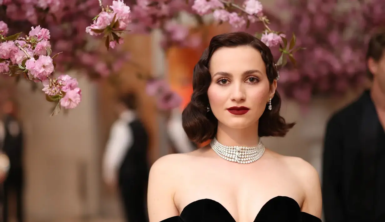 Maude Apatow tampil di Met Gala 2022 dengan lipstik merah yang menawan. Penampilan Maude di sini memang tak terlupakan, ia mengenakan jewel-toned lipstick. Foto: Vogue.