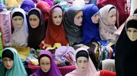 Sejumlah jilbab di jual di Pusat perbelanjaan Jakarta, Jumat (9/6). (Liputan6.com/Angga Yuniar)