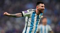 Pemain Argentina Lionel Messi merayakan gol saat melawan Prancis pada pertandingan sepak bola final Piala Dunia 2022 di Stadion Lusail, Lusail, Qatar, 18 Desember 2022. Bermain imbang 3-3 selama 120 menit, Prancis akhirnya tumbang 2-4 dari Argentina dalam drama adu penalti. (AP Photo/Petr David Josek)