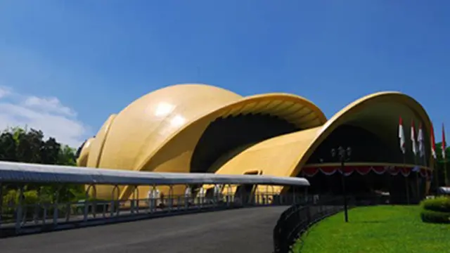 Theater IMAX Keong Emas di Taman Mini Indonesia Indah - TMII