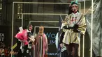 Desainer Dian Pelangi (kiri) saat tampil dalam Jakarta Modest Fashion Week di Gandaria City, Jakarta, Minggu (29/7). Dian Pelangi mengangkat tema 'Persona'. (Liputan6.com/Herman Zakharia)