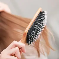 Mengidap sindrom langka, menyisir rambut bisa ancam nyawa gadis ini.