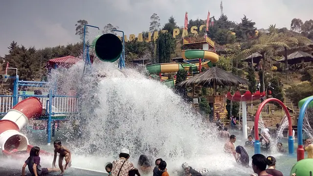 Fasilitas waterpark dengan air tumpahnya, mampu memberikan keceriaan dan kegembiraan bagi pengunjung kawasan wisata Darajat Pass