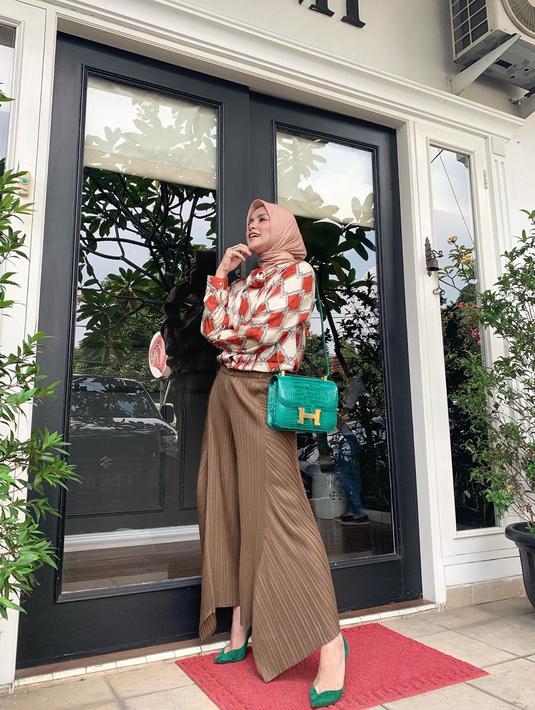 Mantap Berhijab Intip Gaya Busana Olla Ramlan yang Selalu 