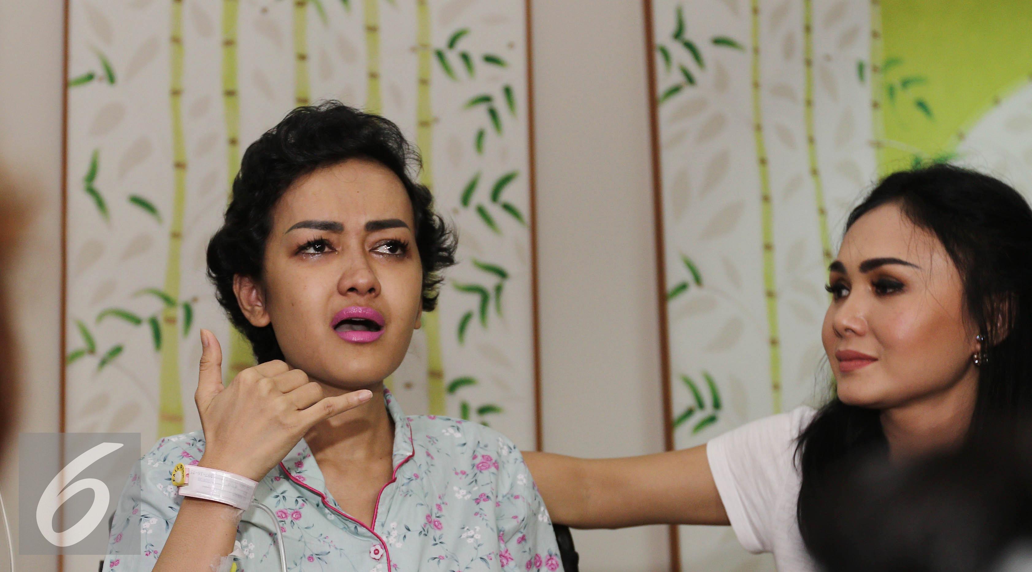 Ekpresi sedih penyanyi dangdut Julia Perez saat jumpa pres di RSCM, Jakarta, Rabu (15/2). Jupe, gagal menggunakan hak suaranya di TPS 15 yang bertempat di lobi gedung A, RS Cipto Mangunkusumo (RSCM), Jakarta Pusat. (Liputan6.com/Herman Zakharia)