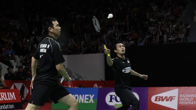 Ganda putra Indonesia, Mohammad Ahsan / Hendra Setiawan, berusaha memukul kok saat melawan ganda China. (Bola.com/Yoppy Renato)