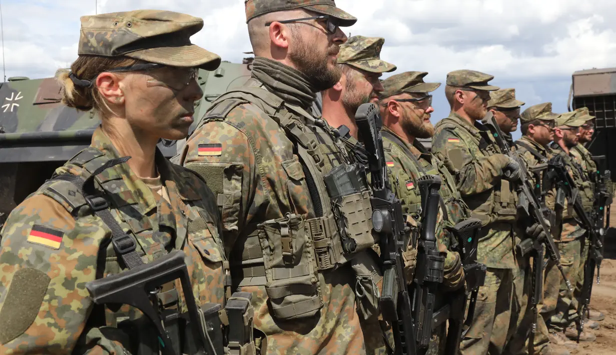Kebijakan ini dinilai sebagai komitmen terhadap NATO, menyusul invasi Rusia ke Ukraina. (AFP/PETRAS MALUKAS)