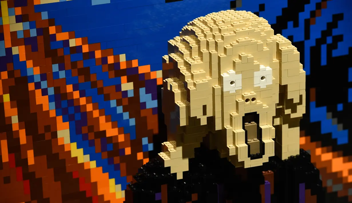 Interpretasi lukisan klasik Edvard Munch ‘The Scream’ yang terbuat dari 3.991 keping lego dihadirkan saat pratinjau pameran The Art of the Brick di California Science Center, Los Angeles, California, Amerika Serikat, Rabu (26/2/2020). (AP Photo/Chris Pizzello)