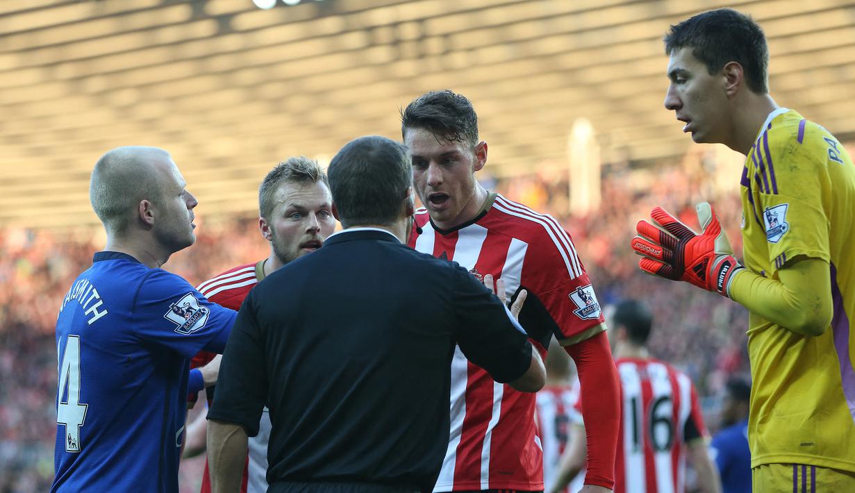 Costel Pantilimon. Kiper Rumania berusia 35 tahun ini memiliki tinggi 203 cm. Pemain yang sempat memperkuat Manchester City, Sunderland dan Watford di Liga Inggris ini terakhir kali bermain untuk Denizlispor di Liga Turki musim 2020/2021. Tidak diketahui kabar terbarunya saat ini. (AFP/Ian MacNicol)