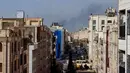 Situasi di Teheran dilaporkan mencekam setelah suara ledakan terdengar di beberapa titik kota. Tampak dalam foto, kepulan asap membubung setelah ledakan yang dilaporkan terjadi di Teheran, Iran, pada 28 Februari 2026. (ATTA KENARE/AFP)