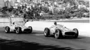 1950-1959: Formula 1 pertama kali diselenggarakan pada 1950 di sirkuit Silverstone, Inggris dengan menggunakan rute jalan raya. Awalnya, balapan ini dinamai British Grand Prix. Tiga tim yang mendominasi adalah tim-tim asal Inggris seperti BRM, Connaught, dan Nigel Norman Racing. Pembalap legendaris dari era ini antara lain Nino Farina, Juan Manuel Fangio, Peter Collins, dan Luigi Fagioli. Mobilnya menggunakan konfigurasi roda terbuka, mesin depan, serta pengemudi di belakang mesinnya. (Foto: Mercedes W196/Source: goodwood.com)