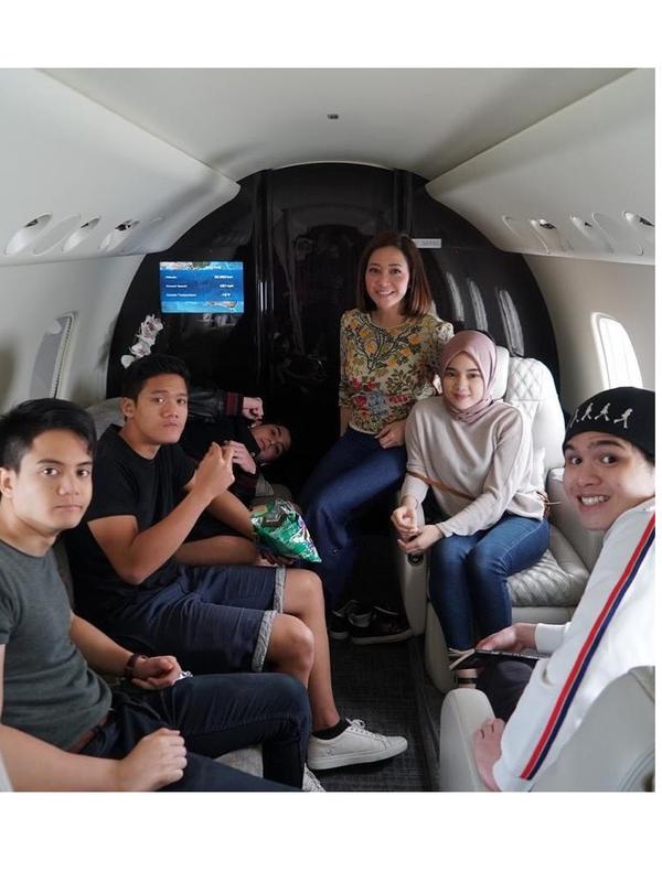 Gaya Al Ghazali Saat Naik Jet Pribadi Liburan Bersama Keluarga dan Sahabat (sumber:Instagram/@alghazali7)
