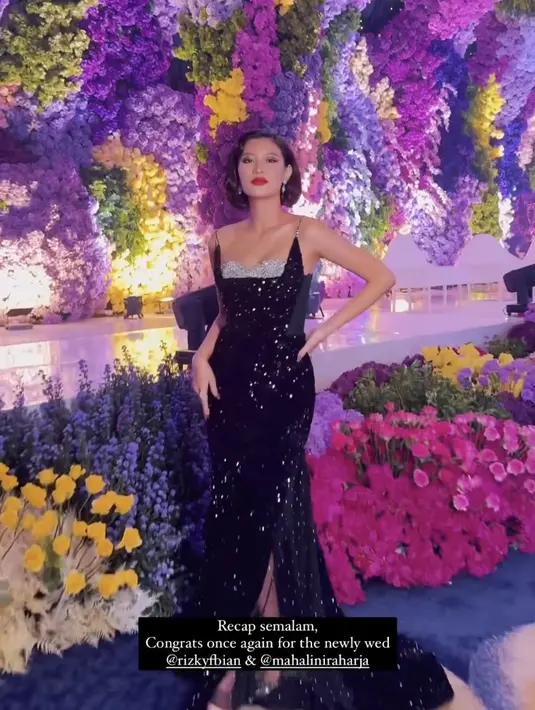 Sebagai MC, Patricia Gouw tampil menawan mengenakan gaun spaghetti strap hitam berbahan sequin dengan aksen silver pada bagian dada. [@patriciagouw]