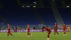 Para pemain Roma meninggalkan lapangan usai pertandingan melawan Udinese pada lanjutan Liga Serie A Italia di stadion Olimpiade Roma, Italia (2/7/2020). Roma takluk 0-2 atas Udinese. (AP Photo/Riccardo de Luca)