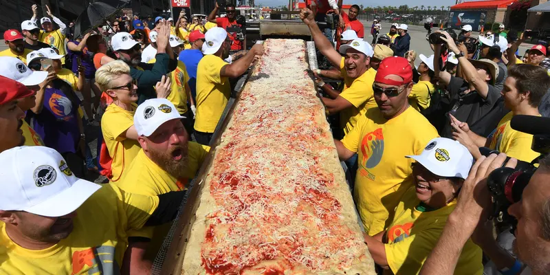 Pizza Sepajang 2,13 km ini Pecahkan Rekor Baru di Guinness World Records