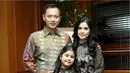 Foto selanjutnya, Annisa tampil mengenakan dress batik lengan panjang berkerah yang senada dengan putri kecilnya saat itu. [@annisayudhoyono]