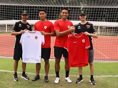 Pembalab Pertamina Enduro VR46 Racing Team, Fabio Di Giannantonio dan Franco Morbidelli diberikan jersey Timnas Indonesia oleh Muhammad Ferrari dan Rizky Ridho (tengah) dalam acara football challenge Pembalap Pertamina Enduro di Stadion Madya, Senayan, Jakarta pada Jumat, (24/1/2025). (Bola.com/Abdul Aziz)