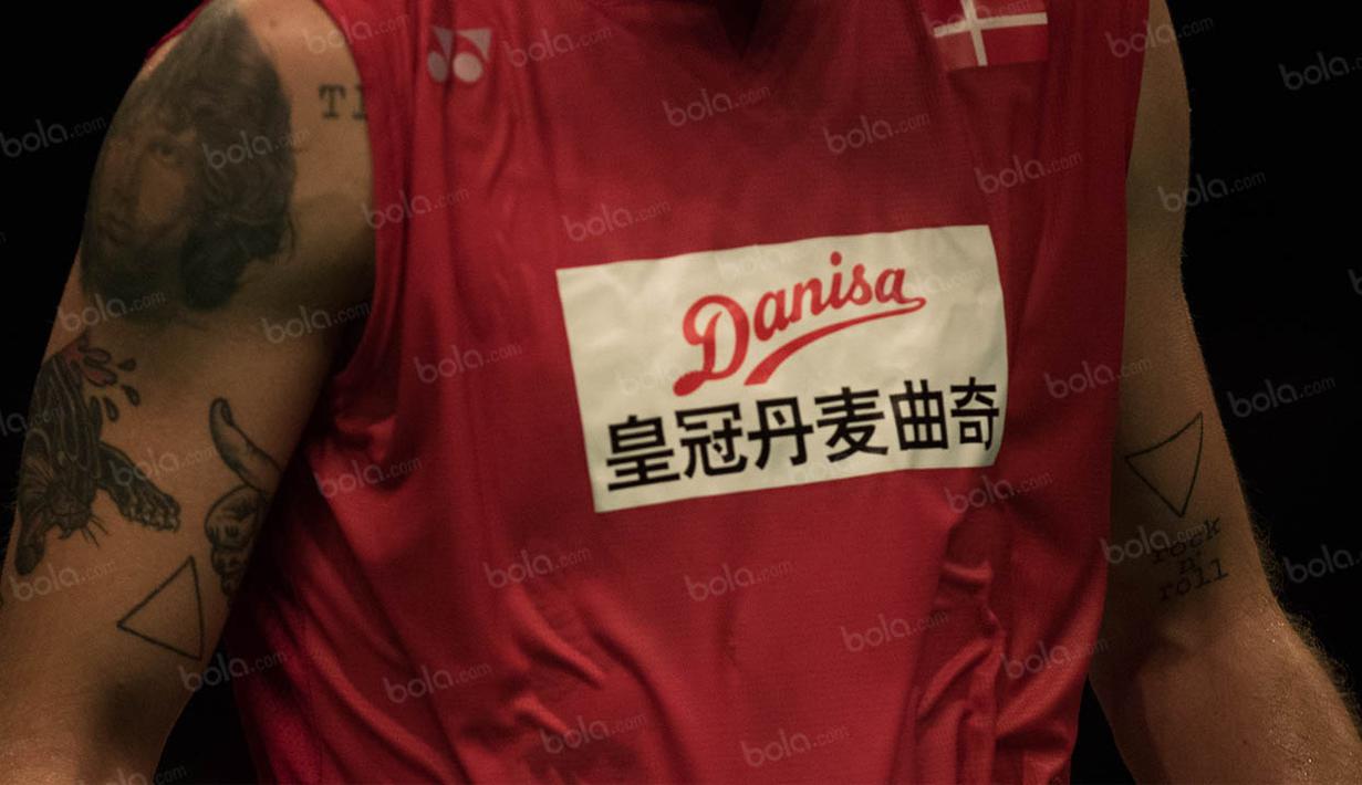 Gambar wajah ikonik dari vokalis The Doors, Jim Morrison, menjadi salah satu tato yang paling menonjol dari pebulutangkis Denmark, Jan O Jorgensen yang terdapat di lengan kanannya. (Bola.com/Vitalis Yogi Trisna)