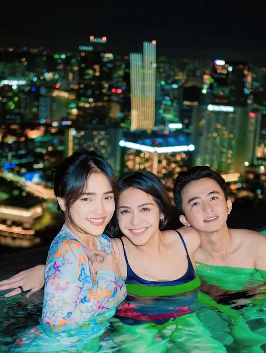 Fuji mengaku hanya sebagai tim hore memberikan semangat kepada teman-temannya yang ikut marathon 10K. "Aku sebagai tim hore aja, lari nya engga hehe hehe." tulis Fuji. [Instagram/fuji_an]