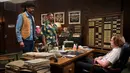 Gambar yang dirilis oleh Netflix ini menunjukkan Snoop Dogg (kiri), Jamie Foxx (tengah), dan Eric Lange (kanan) dalam sebuah adegan film Day Shift. Bud Jablonski yang diperankan oleh Jamie Foxx sehari-hari bekerja sebagai pembersih kolam renang di San Fernando Valley dan berkeinginan untuk memberikan yang terbaik untuk putrinya. (Parrish Lewis/Netflix via AP)