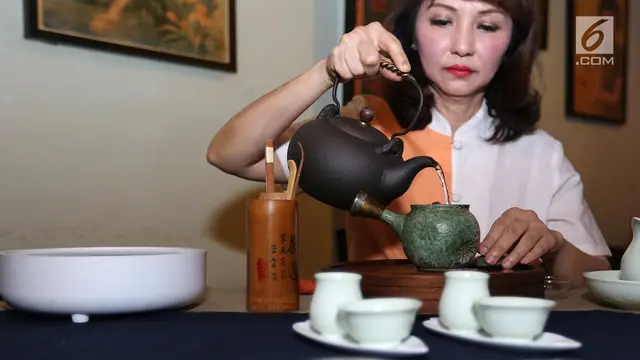 Seni Menyeduh dan Menikmati Teh bersama Suwarni Widjaja