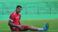 Bek Arema FC, Arthur Cunha, mendapatkan rekomendasi bermain menghadapi PSM Makassar pada Rabu (16/10/2019). Hanya saja, bek Arema itu tak dapat rekomendasi untuk bermain selama 90 menit penuh. (Bola.com/Iwan Setiawan)