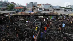 Sebanyak 130 pedagang kiosnya rata dengan tanah dugaan sementara penyebab korsleting listrik dari bangunan kios. (merdeka.com/imam buhori)